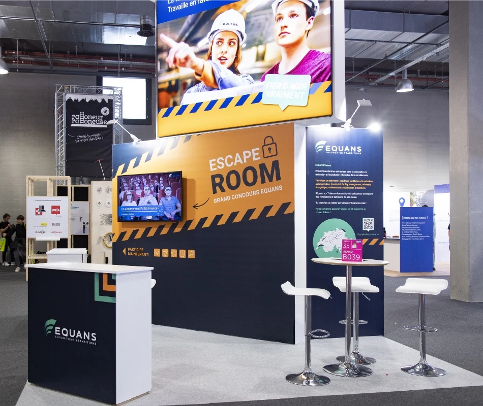 Stand d'exposition sur-mesure avec écrans, comptoir d'accueil et habillage graphique, conçu par Mydisplay pour un salon professionnel